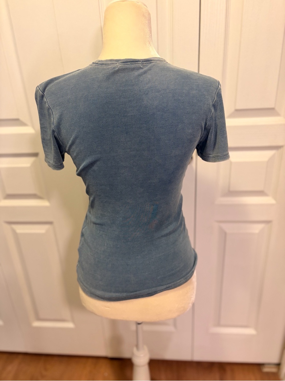 Good American Fluid Denim Tee-Med - Picture 5 of 8